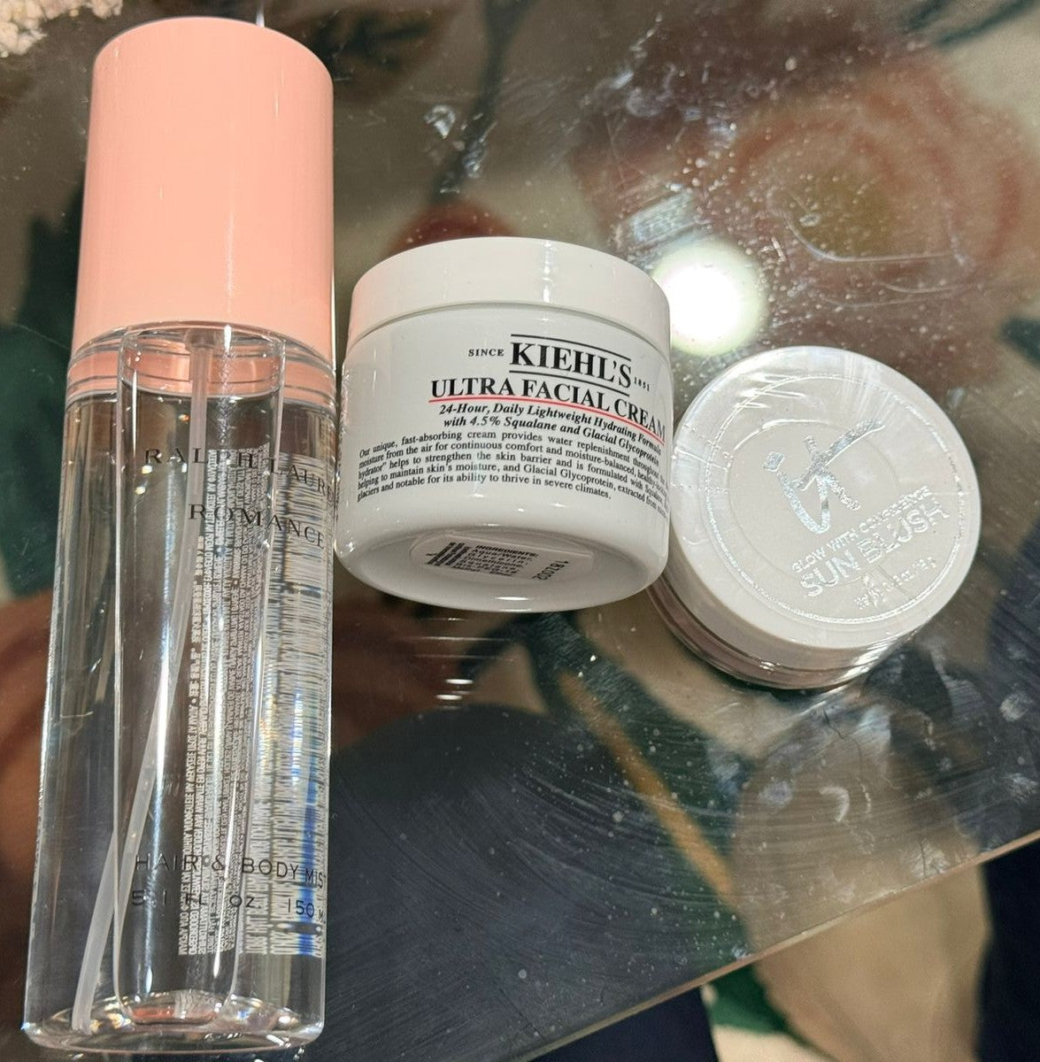 Combo : Gloss / Lip Oil + Crema facial Kiehl’s Ultra Facial Cream + Polvo translúcido IT Cosmetics Bye Bye Pores