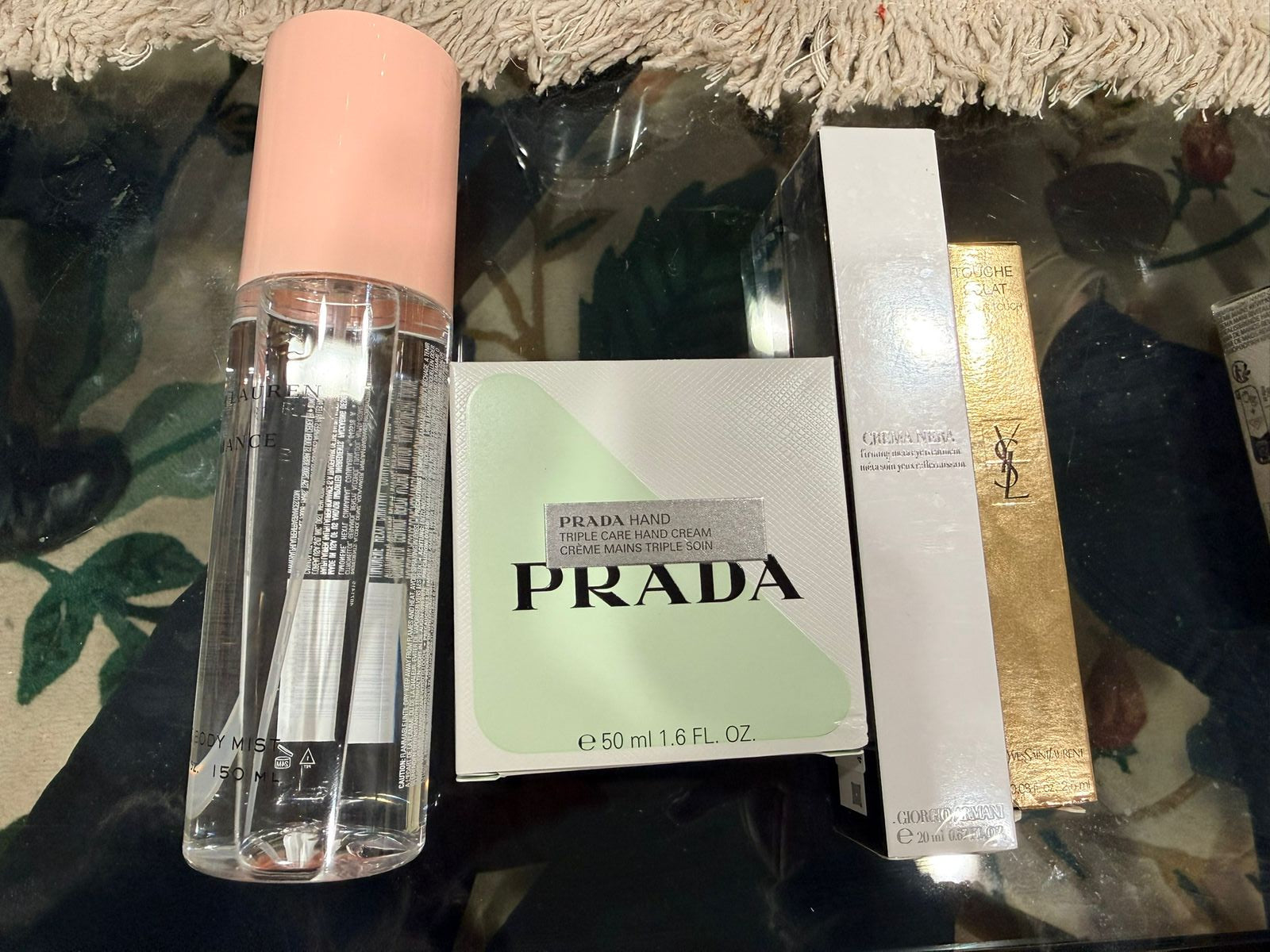 Combo: Yves Saint Laurent – Lip Oil / Gloss + Prada – Crema de manos (50 ml) + Giorgio Armani – Lip Maestro / gloss líquido + Yves Saint Laurent – Touche Éclat